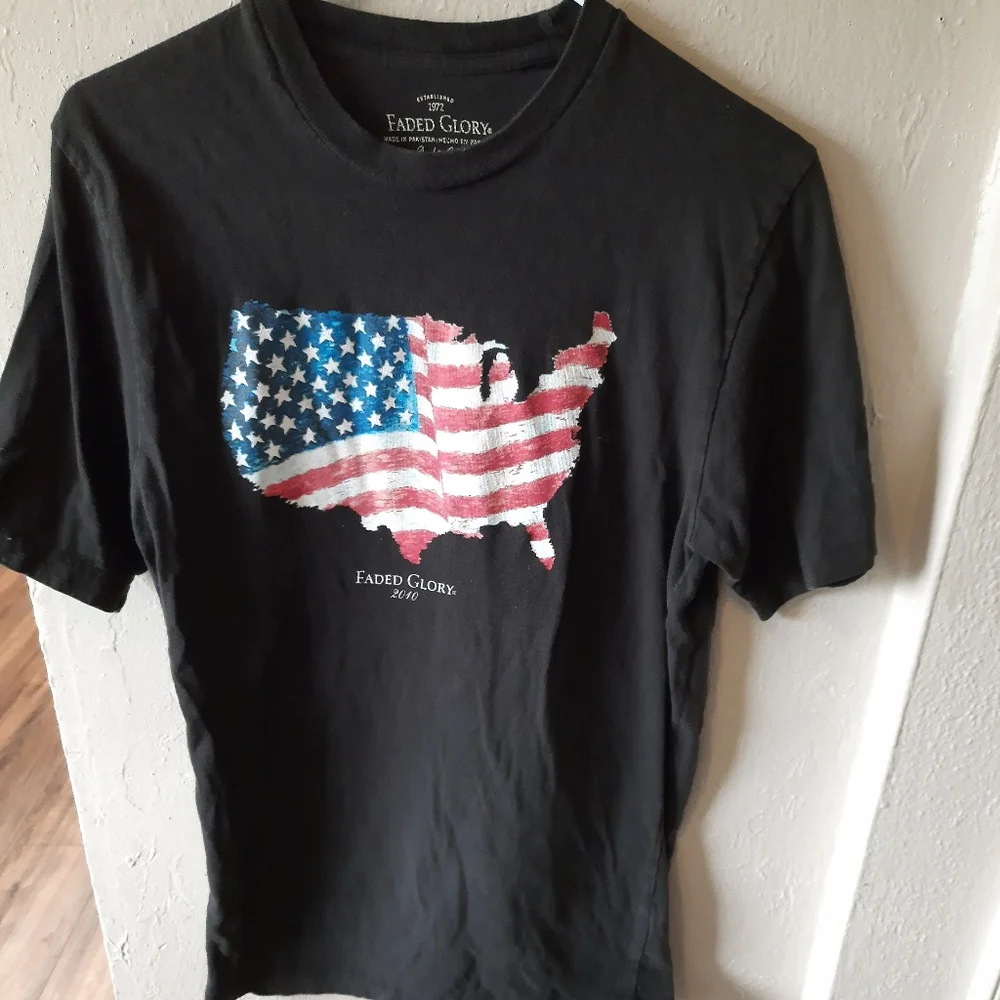 Men's size medium short sleeve American flag shirt. - Picture 1 of 3